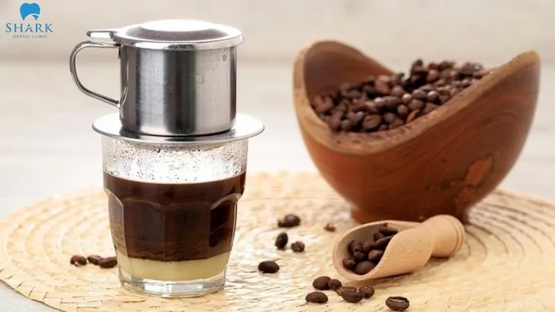 Tránh sử dụng nhiều cà phê để giữ được hơi thở thơm mát 