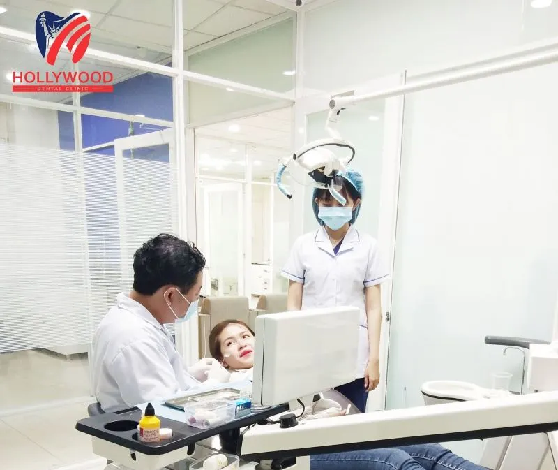Khách hàng được phục vụ tận tâm tại phòng khám riêng biệt, giúp thoải mái trong quá trình thực hiện