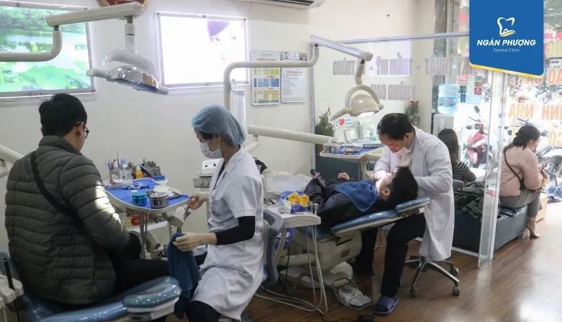 Top 12 địa chỉ bọc răng sứ tại Hà Nội uy tín và an toàn 23 Khách hàng đến thực hiện bọc răng sứ tại nha khoa Ngân Phượng