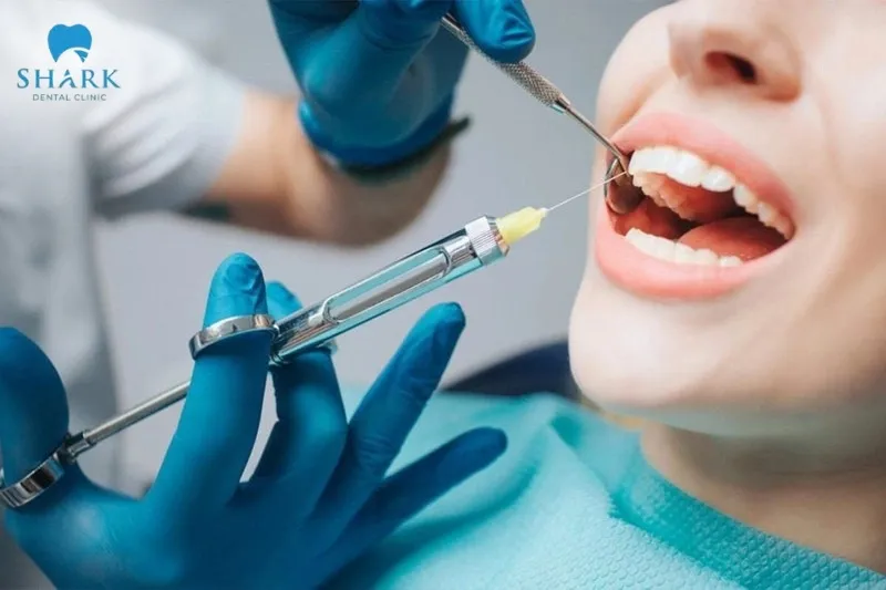 Khách hàng sẽ được gây tê để giúp làm giảm cảm giác đau đớn khi mài cùi răng