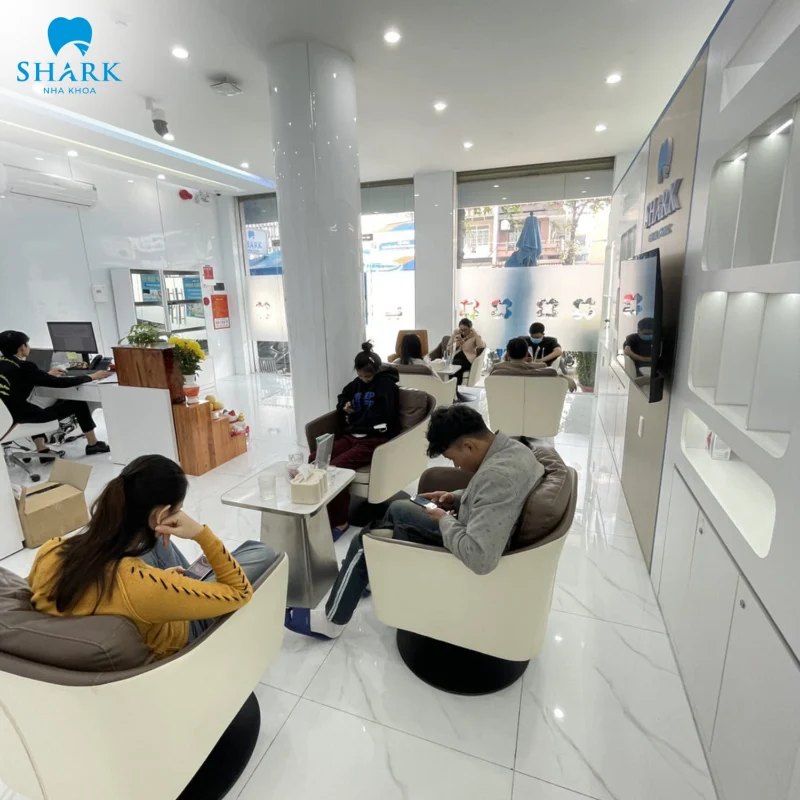 Bệnh nhân đến khám tại Nha Khoa Shark