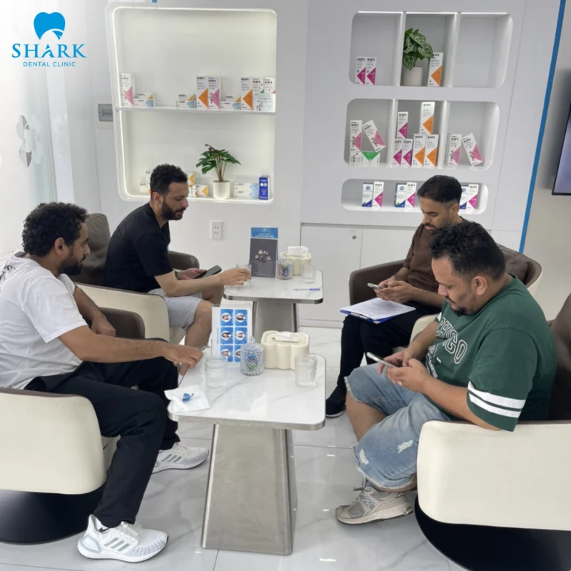 Người bệnh thăm khám ở Shark Dental