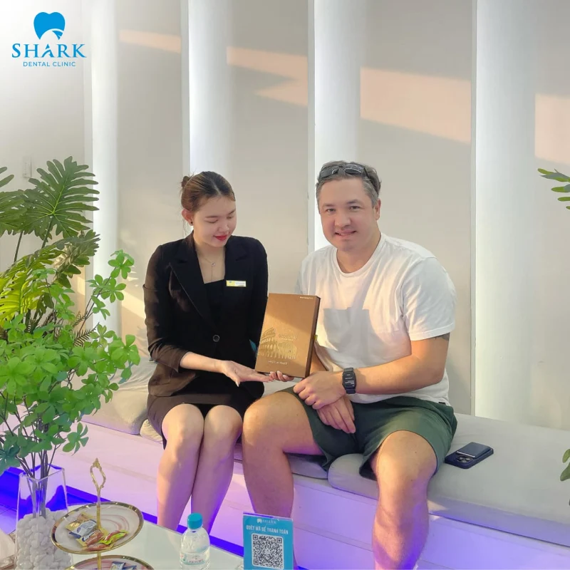 Người đến kiểm tra răng miệng tại Shark Dental