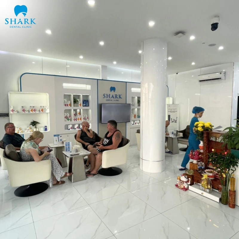Khách hàng đến điều trị tại Shark