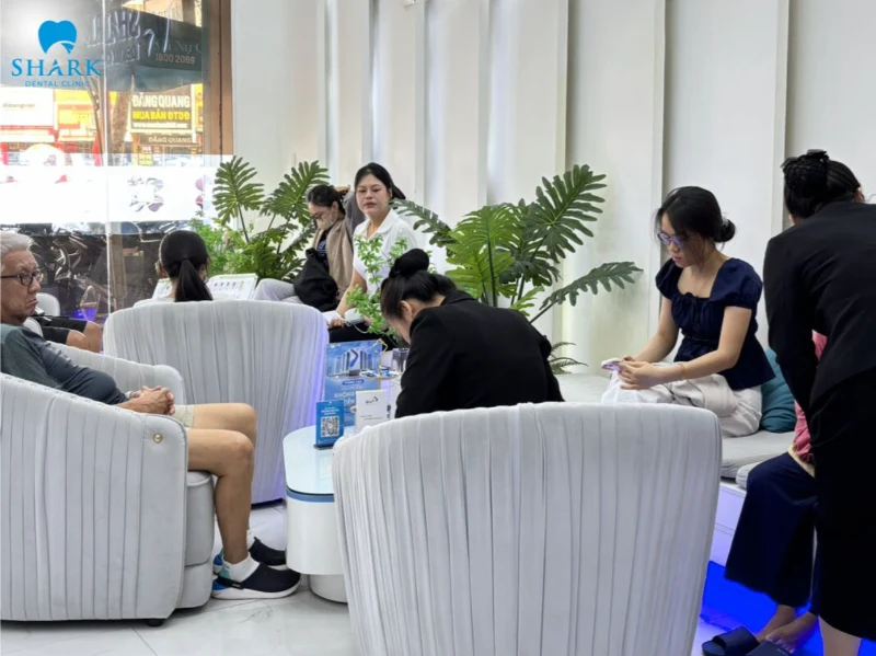 Chi nhánh Nha Khoa Shark lúc nào cũng đông đúc khách hàng ghé đến