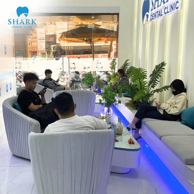 Khách hàng thăm khám tại Nha Khoa Shark