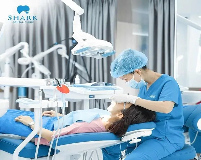 TOP 15 địa chỉ lấy cao răng ở Hà Nội uy tín và an toàn 18 Quy trình thực hiện cạo vôi răng tại Nha Khoa Shark được thực hiện bởi đội ngũ bác sĩ chuyên môn, tay nghề kỹ thuật cao