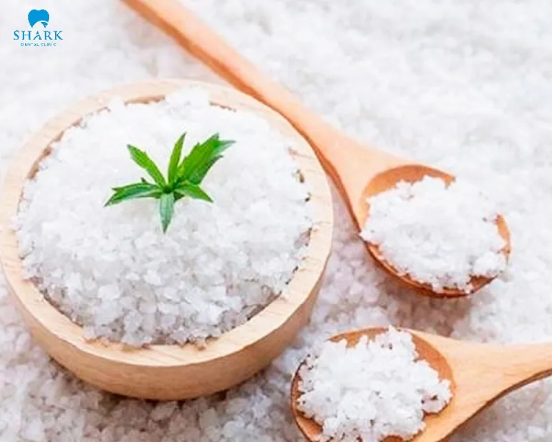 Muối giúp khắc phục răng bị đen ở mặt trong