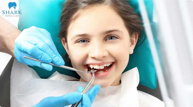 Nhổ răng mọc thừa khi chúng gây chèn ép các răng khác trong hàm làm thay đổi cấu trúc hàm, dẫn đến lệch khớp cắn hoặc các bệnh lý răng miệng