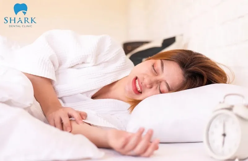 Nghiến răng khi ngủ làm cho men răng bị mòn, dẫn đến việc răng dễ bị vỡ, mẻ