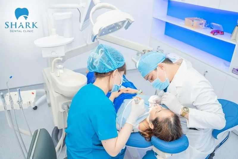 Làm răng sứ khi về già có sao không? Nên chọn loại sứ nào? 11 Nha Khoa Shark quy tụ nhiều bác sĩ có chuyên môn, thực hiện được nhiều ca cấy ghép implant phức tạp