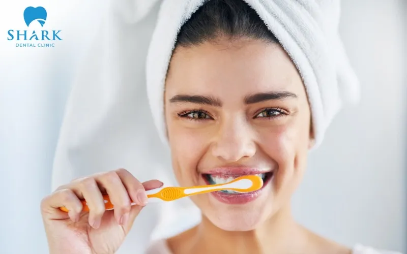 Vệ sinh răng miệng đúng cách và sử dụng chỉ nha khoa sau bữa ăn giúp ngăn ngừa nguy cơ viêm nhiễm
