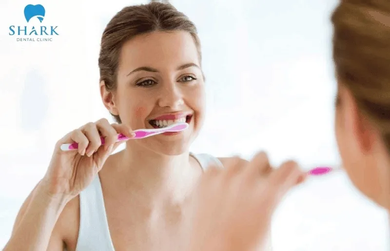 So sánh sứ kim loại và toàn sứ, nên chọn loại nào phù hợp? 10 Vệ sinh răng đúng cách giúp duy trì được thẩm mỹ và tuổi thọ lâu dài cho răng sứ
