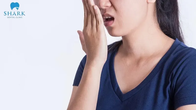 8 tác hại của răng sứ kim loại bạn nhất định phải biết 8 Một trong những tác hại của răng sứ kim loại là nguy cơ gây hôi miệng