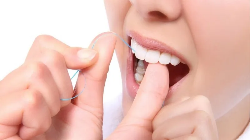 8 tác hại của răng sứ kim loại bạn nhất định phải biết 11 Sử dụng chỉ nha khoa để loại bỏ những mảng bám ở kẽ răng dễ dàng hơn