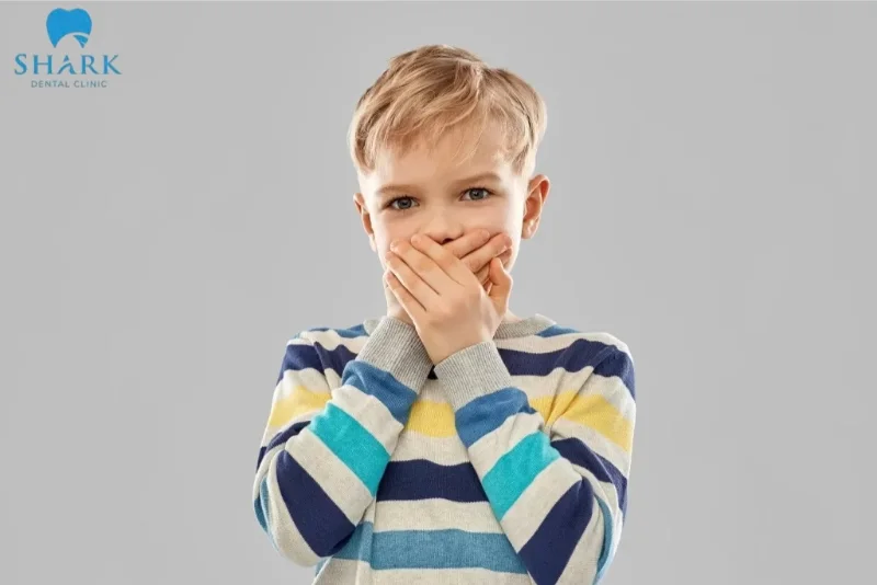 Trẻ bị sâu răng hàm có mọc lại không? Nguyên nhân vì sao? 10 Sâu răng khiến hơi thở của trẻ có mùi hôi, gây ra cảm giác tự ti khi giao tiếp