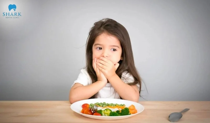 Trẻ bị sâu răng hàm có mọc lại không? Nguyên nhân vì sao? 11 Sâu răng hàm ảnh hưởng đến chức năng nhai, khiến bé trở nên biếng ăn