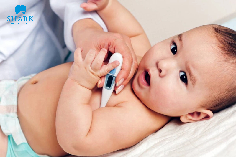 Hình ảnh đo nhiệt độ trẻ sốt mọc răng 39 độ