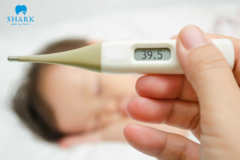 Hình ảnh đo nhiệt độ trẻ sốt mọc răng 39 độ