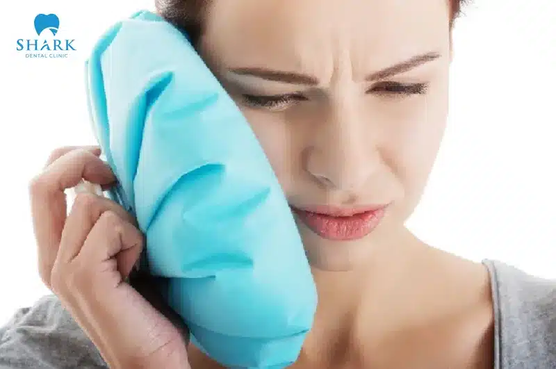 Nên chườm nóng và chườm lạnh sau khi nhổ răng khôn