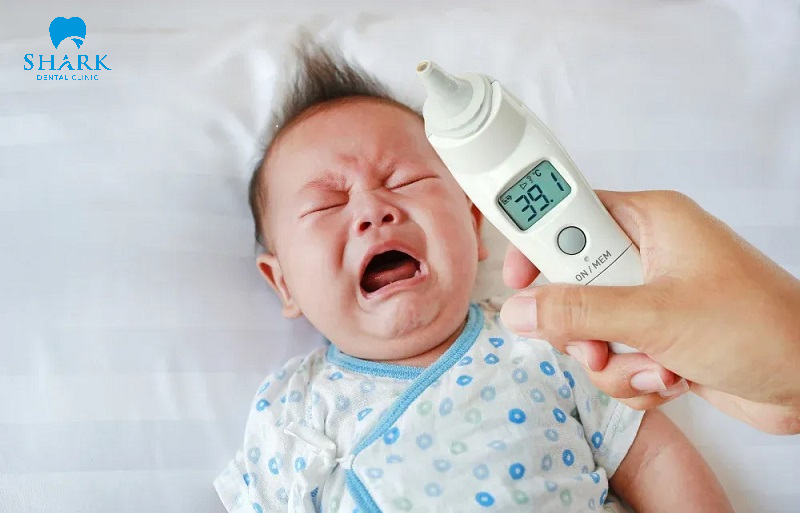 Hình ảnh đo nhiệt độ trẻ sốt mọc răng 39 độ