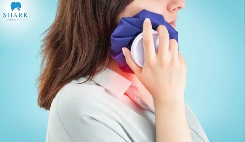 Mẹ bầu có thể dùng túi chườm lạnh để giảm cơn đau răng âm ỉ