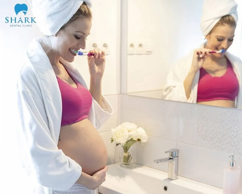 Mẹ bầu nên duy trì chế độ vệ sinh răng miệng đúng cách bằng việc đánh răng ít nhất 2 lần/ngày bằng bàn chải lông mềm