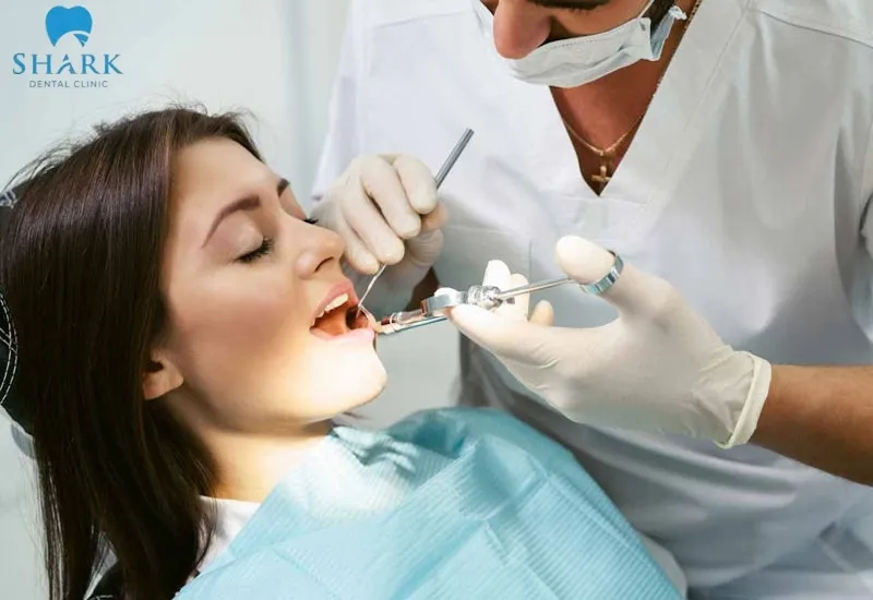 Sau khi nhổ răng khôn mọc lệch, khách hàng nên tuân thủ theo những cách chăm sóc mà bác sĩ đã hướng dẫn, nhằm giúp vết thương mau chóng hồi phục
