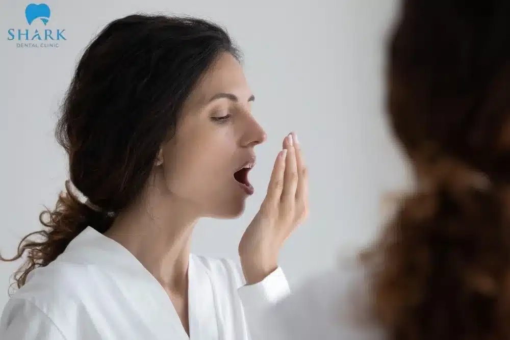Cao răng tích tụ lâu ngày gây ra mùi hôi, từ đó làm mất tự tin khi giao tiếp