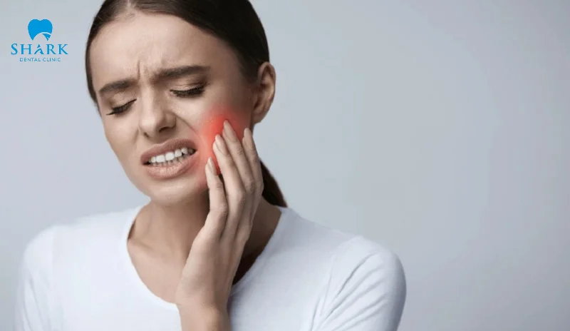 Đắp trực tiếp hoa đã giã lên răng