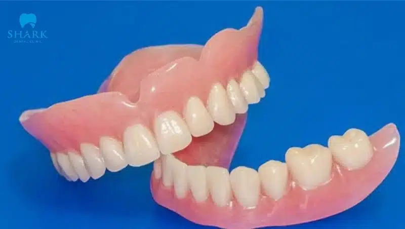 Hàm tháo lắp nhựa cứng là gì? Giá hàm giả bao nhiêu tiền? 11 Hàm tháo lắp nhựa cứng có cấu tạo gồm 2 phần chính là răng và nướu giả