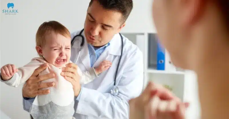 Nanh sữa ở trẻ là gì? Hình ảnh trẻ bị nanh sữa và cách xử lý 23 Nên đưa bé đến bác sĩ để xử lý nanh sữa nếu chúng bị nhiễm trùng
