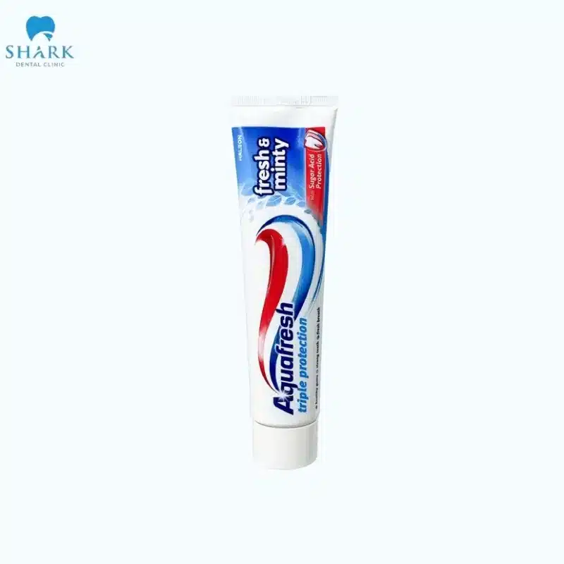 REVIEW top 6 kem đánh răng cho răng sứ được tin dùng 12 Aquafresh Triple Protection là dòng kem đánh răng dành cho răng sứ giúp bảo vệ răng sứ khỏi tác động của axit trong vòng 24h