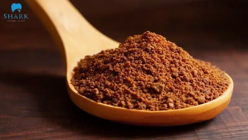 7 cách lấy cao răng lâu năm tại nhà hiệu quả và dễ thực hiện 12 Cách lấy vôi răng bằng đường nâu cần đánh lại răng một cách kỹ lưỡng nhằm tránh nguy cơ sâu răng