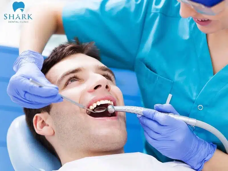 7 cách lấy cao răng lâu năm tại nhà hiệu quả và dễ thực hiện 13 Thay vì tự thực hiện, khách hàng nên đến nha khoa để được loại bỏ vôi răng một cách an toàn và đem lại hiệu quả cao
