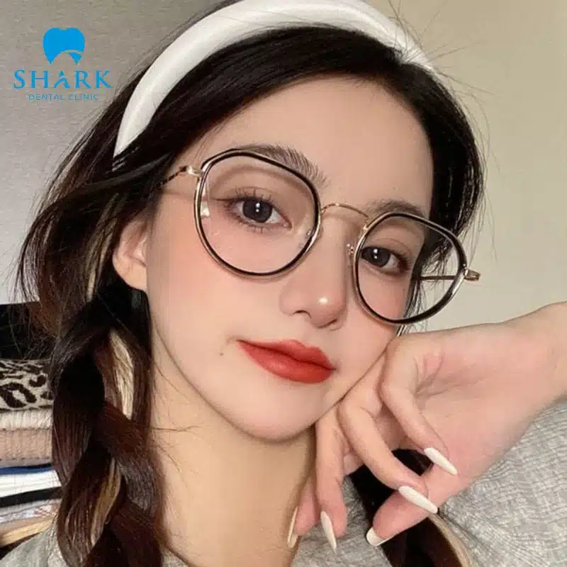 Mẫu kính tròng to sẽ làm gương mặt trái tim trông đầy đặn hơn