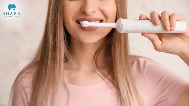 Dùng bàn chải lông mềm vệ sinh răng miệng 2 lần/ngày, nhưng cần hạn chế chạm vào vùng răng vừa nhổ