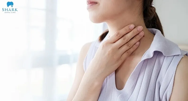 Các thao tác trong quá trình nhổ răng khôn ảnh hưởng tới cổ họng, gây ra những cơn đau