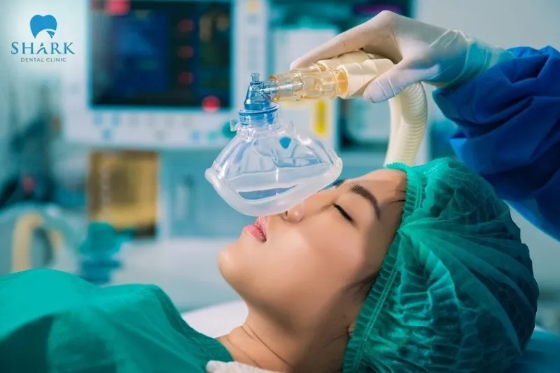 Gây mê khi nhổ răng khôn cũng có thể khiến cổ họng bị đau sau khi thực hiện