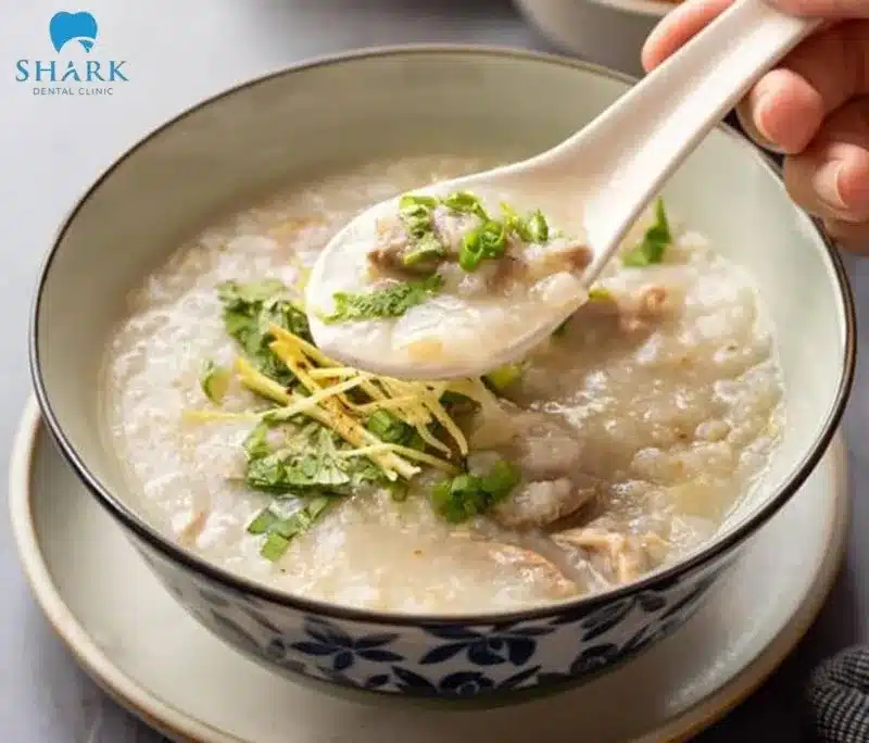 Sau khi nhổ răng khôn, nên ăn các loại thực phẩm dễ nhai nuốt như cháo, súp,...