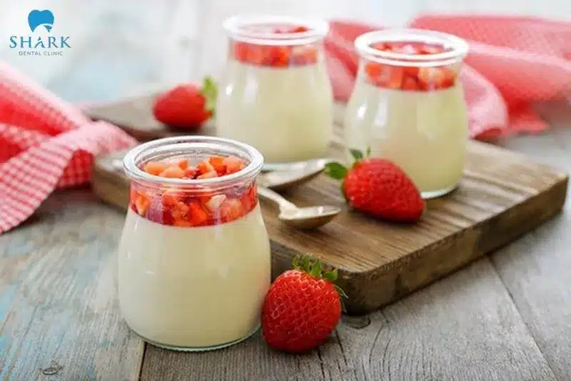 Sữa chua chứa nhiều khoáng chất hỗ trợ tăng cường đề kháng cho cơ thể, giúp phòng ngừa những vi khuẩn có hại hình thành ở vị trí nhổ răng