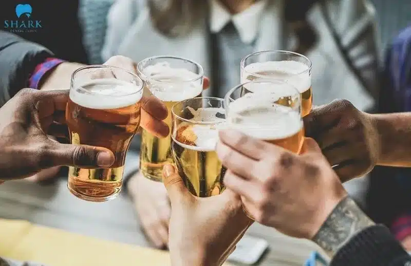 Không nên uống bia sau khi nhổ răng khôn, bởi chúng có thể làm tăng nguy cơ nhiễm trùng vết thương