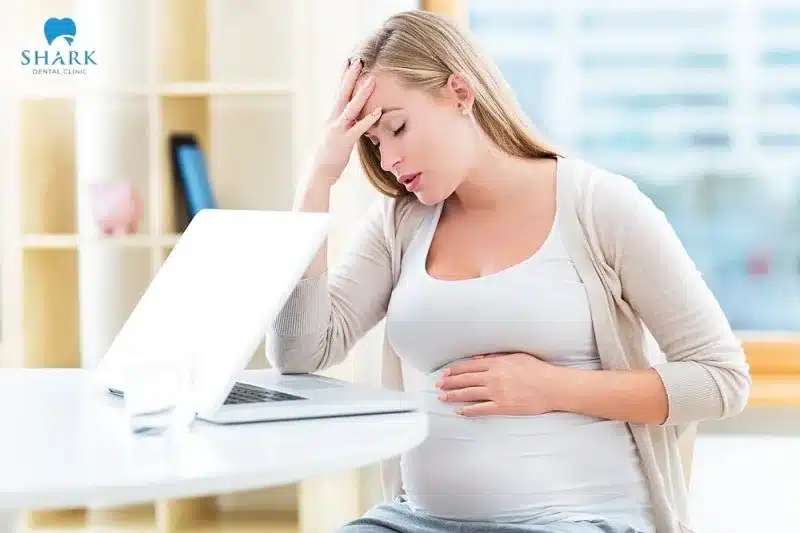 Cơn đau nhức cũng sẽ làm cho mẹ bầu thêm căng thẳng, lo lắng, ảnh hưởng tiêu cực đến tinh thần