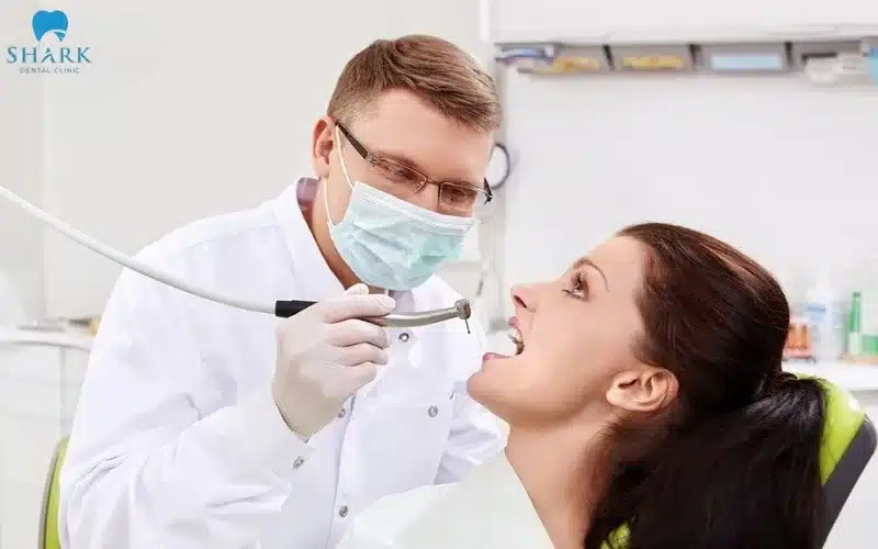 Tốt nhất bạn nên đến nha khoa để các bác sĩ có thể thăm khám và tìm ra cách xử lý kịp thời khi bị nhức răng kèm theo cơn đau nửa đầu