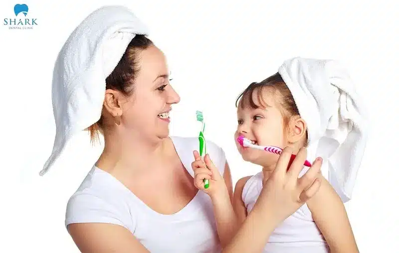 Thiếu sản men răng là gì? Cách để điều trị giảm sản men răng 15 Vệ sinh răng miệng với bàn chải lông mềm cùng kem đánh răng chứa fluoride là biện pháp phòng ngừa thiểu sản men răng tốt nhất