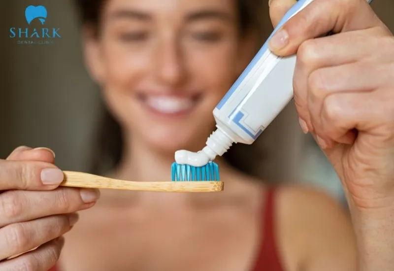 Thói quen chăm sóc răng miệng là một trong những yếu tố ảnh hưởng đến thời gian trám lại răng