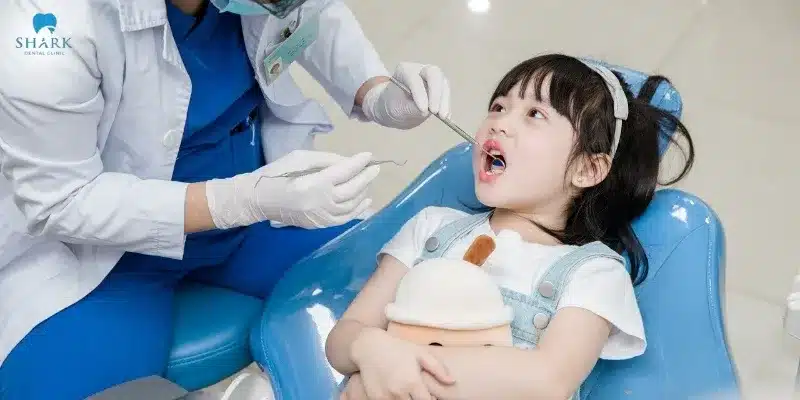Trẻ mọc cục thịt thừa ở lợi có sao không? Cách để xử lý 11 Thịt thừa ở lợi của bé bị viêm nhiễm thì bác sĩ sẽ tiến hành tiểu phẫu để loại bỏ