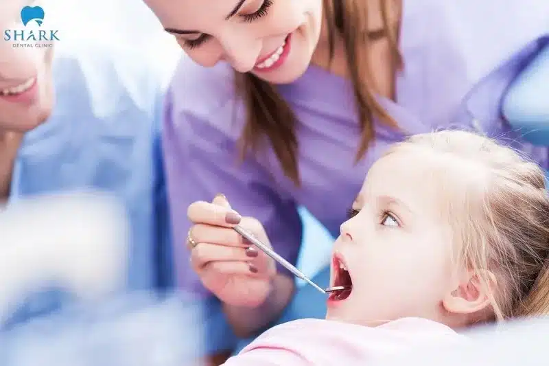 Trẻ mọc cục thịt thừa ở lợi có sao không? Cách để xử lý 13 Cần đưa bé thăm khám nha khoa định kỳ 6 tháng/ lần, để kiểm soát tốt tình trạng sức khỏe răng miệng của bé