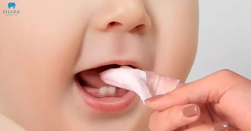 Trẻ mọc răng không đúng thứ tự có sao không? Cần chú ý gì? 8 Thực hiện rơ lưỡi đều đặn mỗi ngày cho bé