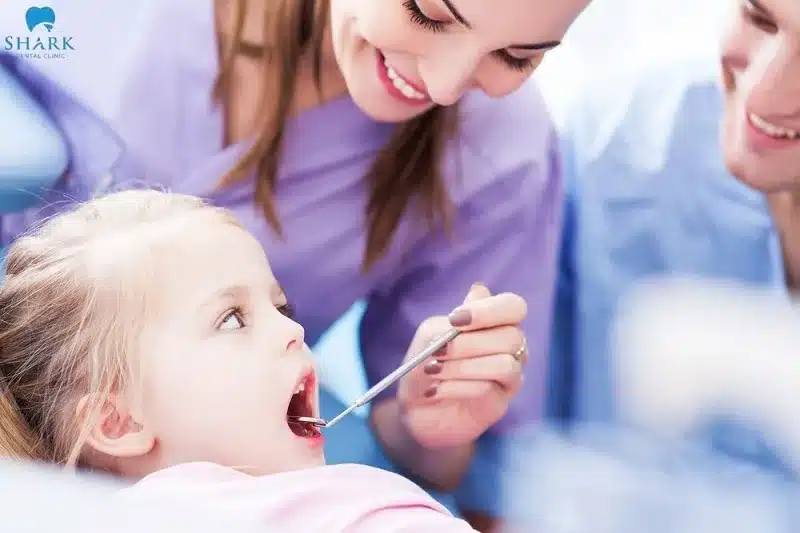 Trẻ mọc răng không đúng thứ tự có sao không? Cần chú ý gì? 9 Hãy đưa trẻ đi thăm khám nha khoa định kỳ để chẩn đoán các bệnh lý răng miệng ở bé nếu có